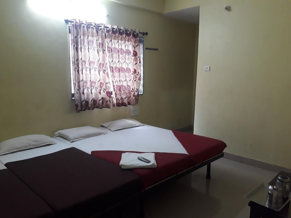 Hotel Gourav Palace Ширди Экстерьер фото