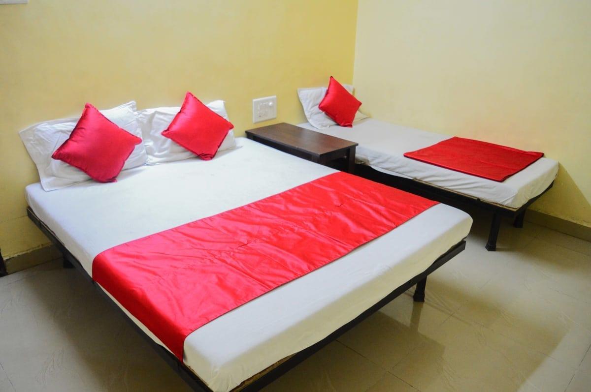 Hotel Gourav Palace Ширди Экстерьер фото