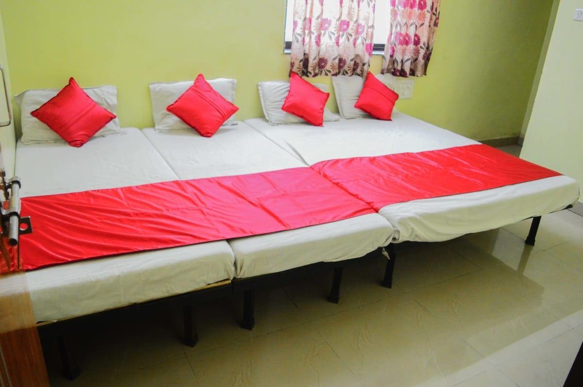 Hotel Gourav Palace Ширди Экстерьер фото