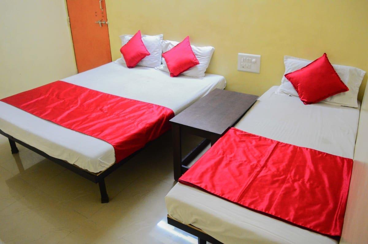 Hotel Gourav Palace Ширди Экстерьер фото